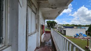Fachada de restaurante com danos estruturais causados por calor de churrasqueira e vazamentos de prumadas; caso atendido com laudo técnico estrutural