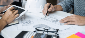 Engenheiro analisando plantas e cálculos estruturais