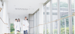 apa do artigo sobre Projetos Complementares para Hospitais e Clínicas, apresentando uma composição técnica de um ambiente de saúde moderno com sobreposição de sistemas de engenharia (climatização, elétrica e hidráulica)