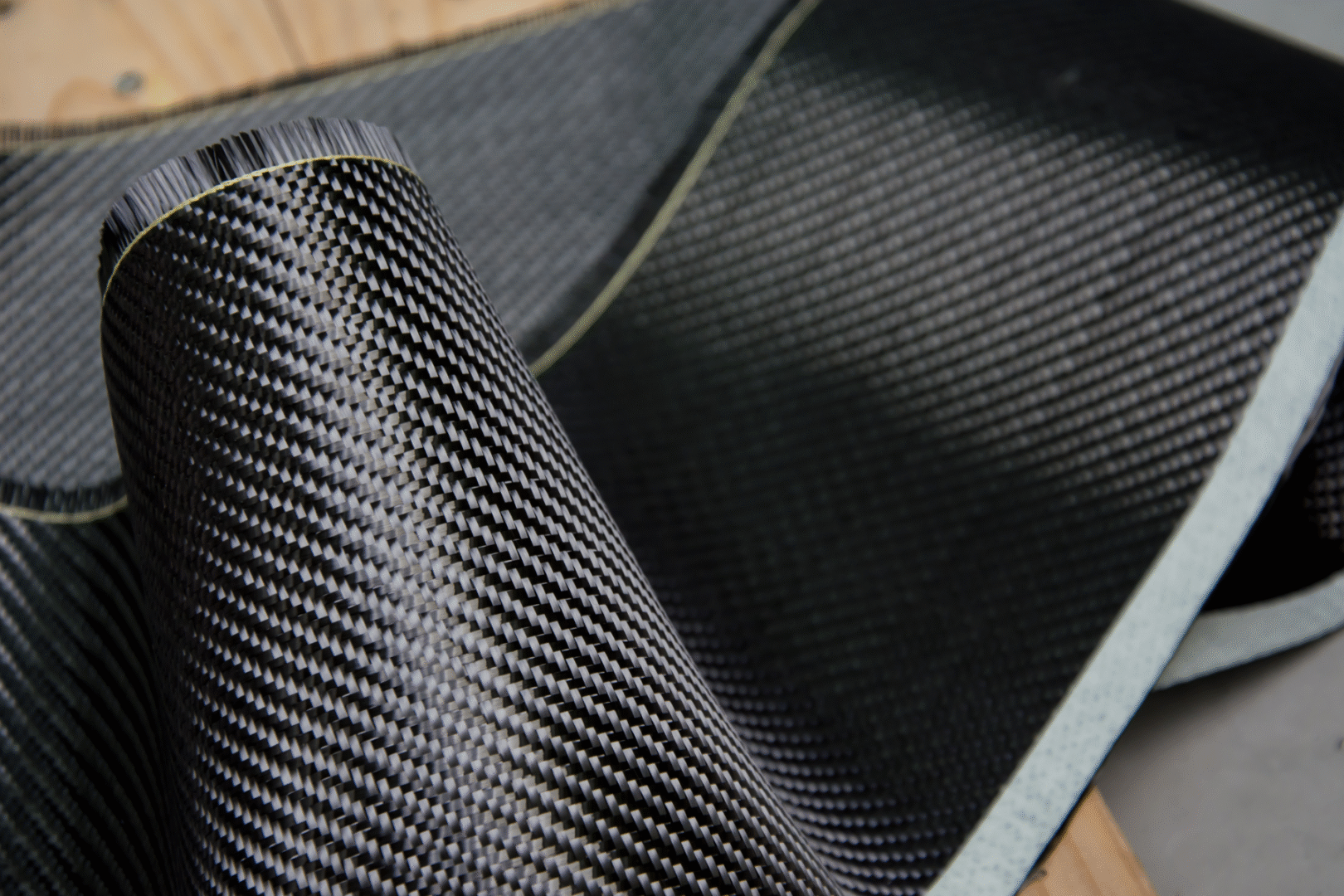 Manta de tecido bidirecional de fibra de carbono com padrão de trama diagonal sarga ou twill para reforço de estruturas de concreto.