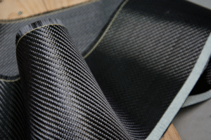 Manta de tecido bidirecional de fibra de carbono com padrão de trama diagonal sarga ou twill para reforço de estruturas de concreto.