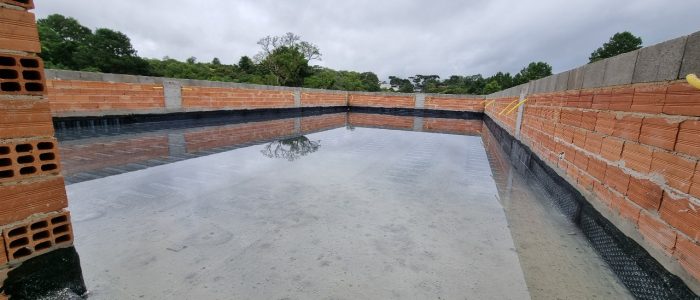 Aplicação de manta asfáltica realizada por equipe especializada